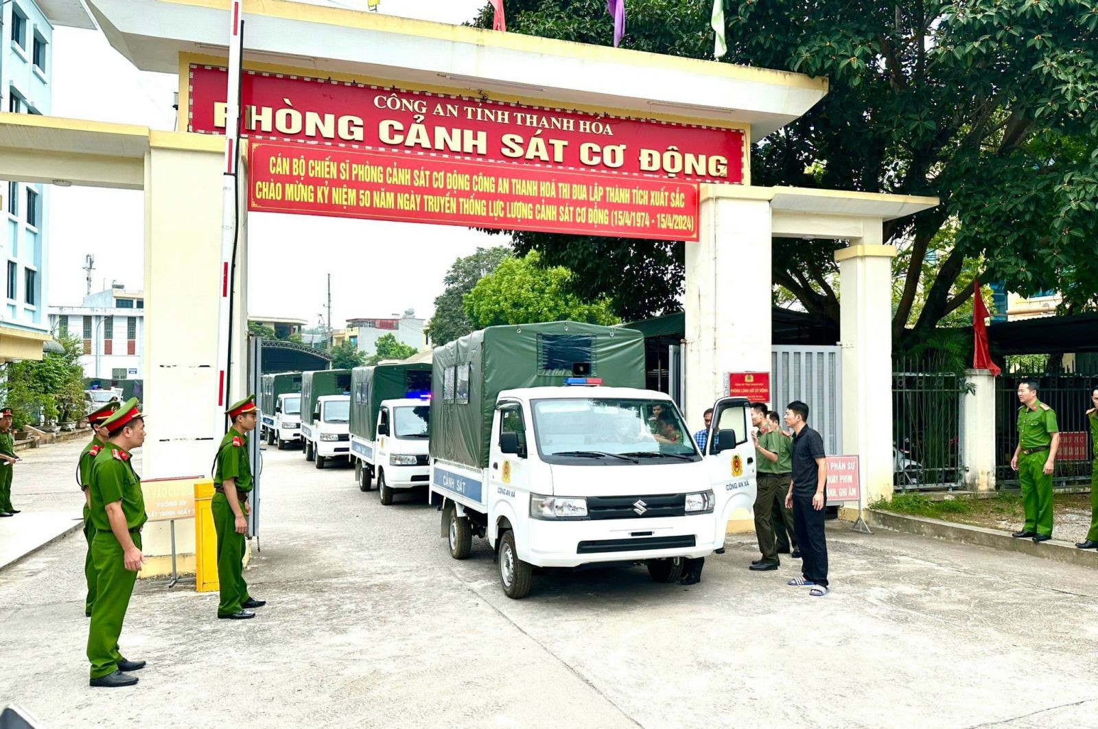 Đại diện các đơn vị Công an cấp xã nhận chìa khóa và tài liệu hướng dẫn sử dụng xe ô tô công an mới.