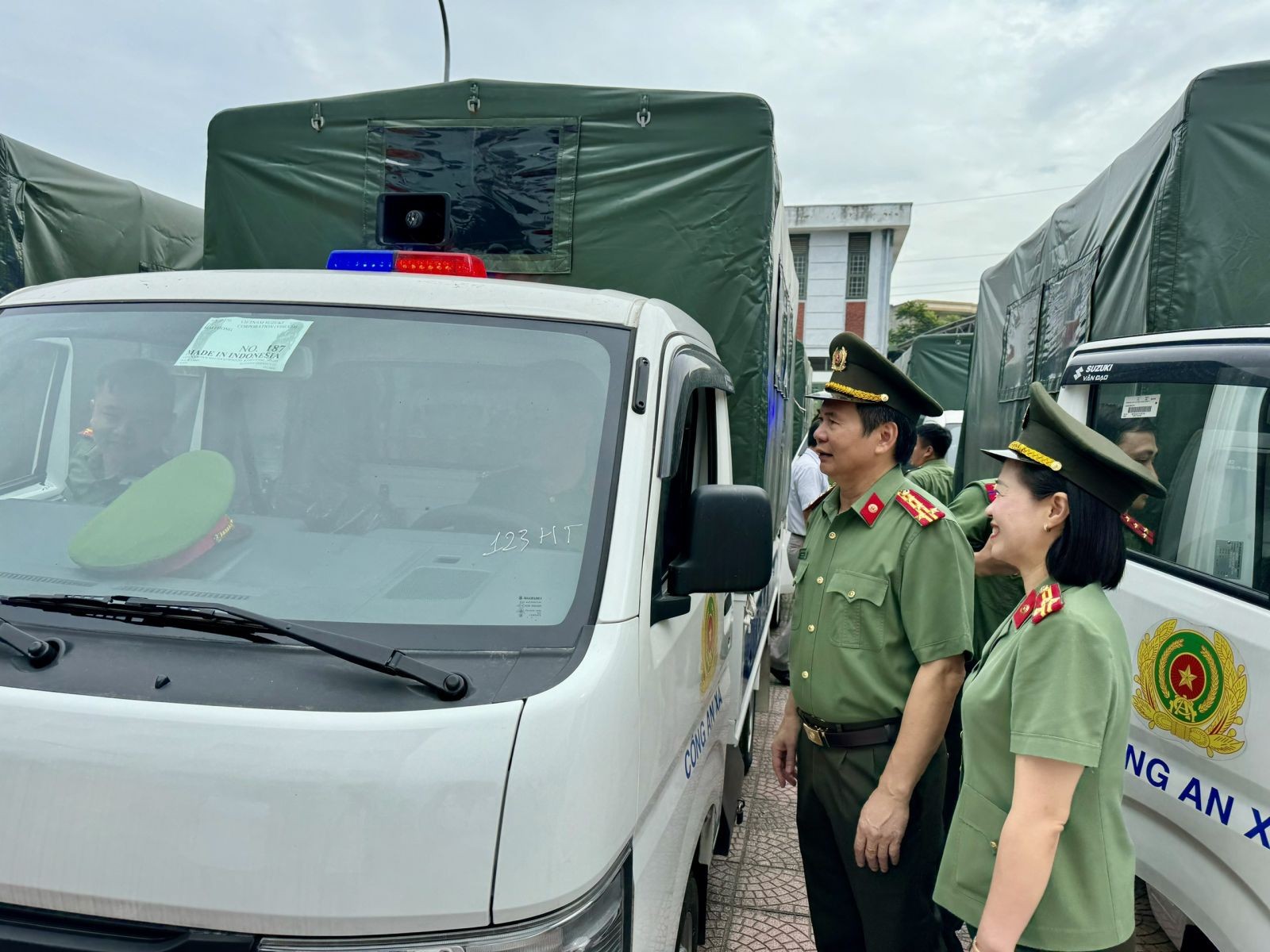 Hình ảnh lễ bàn giao xe ô tô công an cho lực lượng Công an xã, thị trấn tại Thanh Hóa nhằm tăng cường năng lực tuần tra.