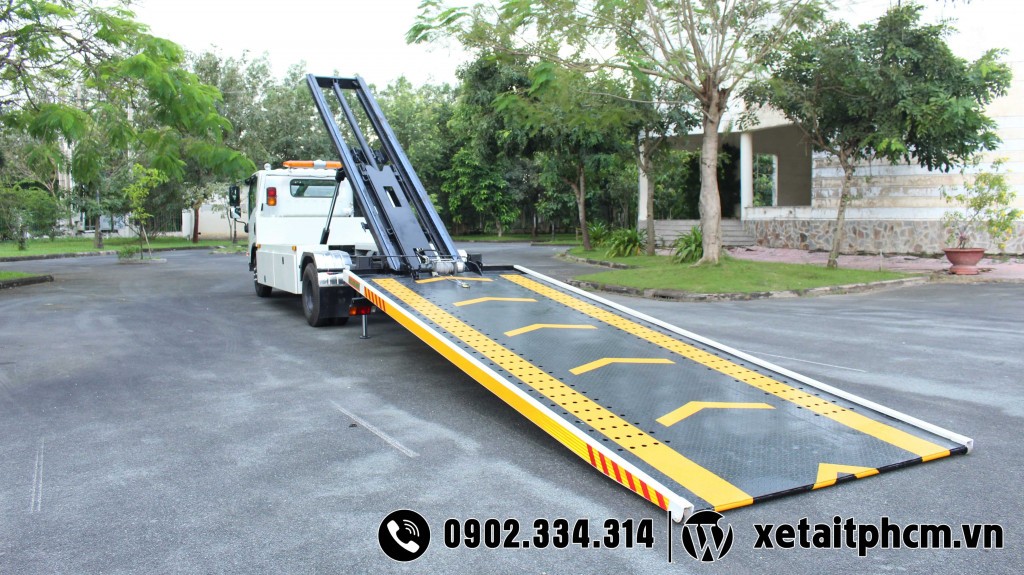 Mẫu xe Isuzu NQR550 chở xe ô tô được trưng bày tại đại lý.