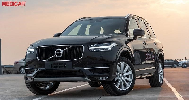 Biểu tượng Volvo trên lưới tản nhiệt xe