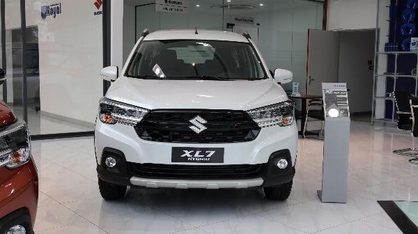 Bảng giá xe ô tô Royal Suzuki XL7 Hybrid mới 1 tông màu trắng