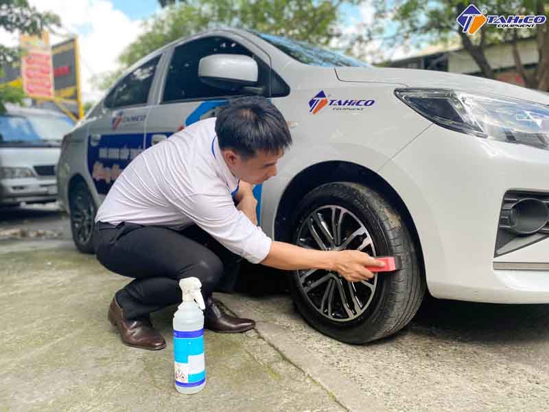 Nhân viên Sài Gòn Xe Hơi đang đánh bóng vỏ lốp xe