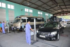Nhân viên hướng dẫn các thủ tục và chi phí đăng kiểm xe ô tô lần 2 tại trung tâm