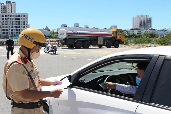 Cảnh sát giao thông kiểm tra giấy tờ, xử phạt vi phạm đối với người điều khiển phương tiện (bao gồm cả xe ô tô không có điện) không có bằng lái.