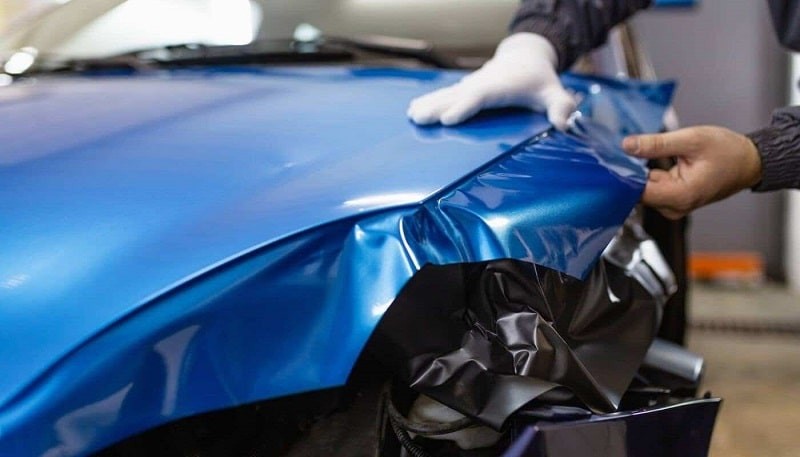 các kiểu dán decal ô tô đa dạng tại xưởng chuyên nghiệp, nơi bạn có thể lựa chọn từ decal đổi màu toàn xe đến tem trang trí cá tính, thể hiện phong cách riêng cho xe của mình.