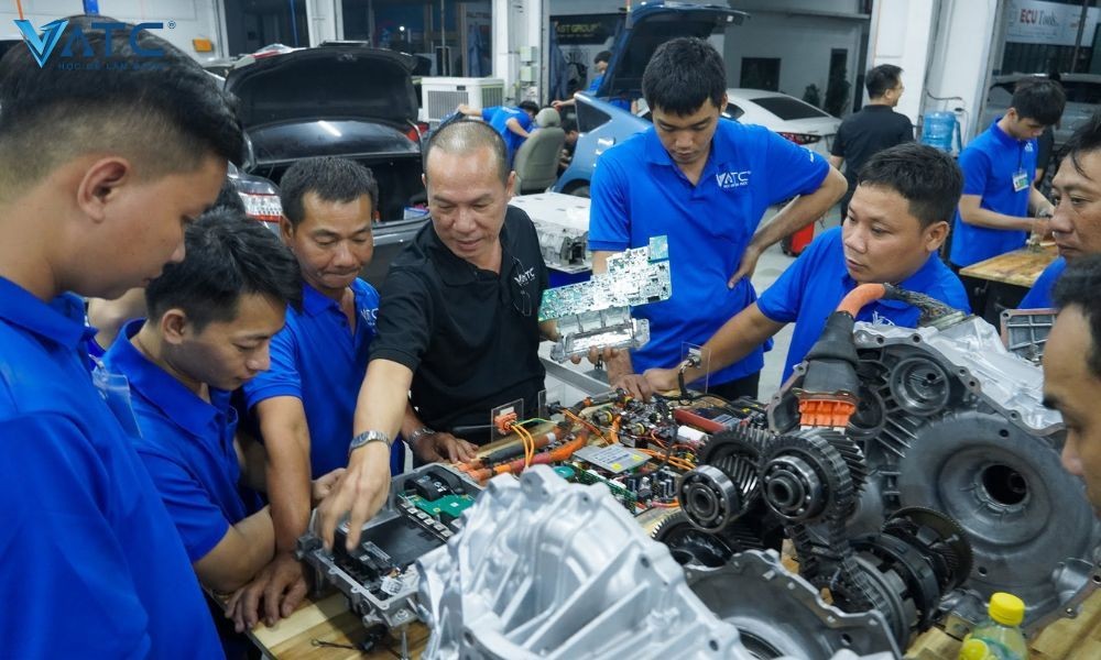 Toàn cảnh xưởng thực hành hiện đại của VATC, nơi cung cấp khóa điện xe ô tô chuyên nghiệp.