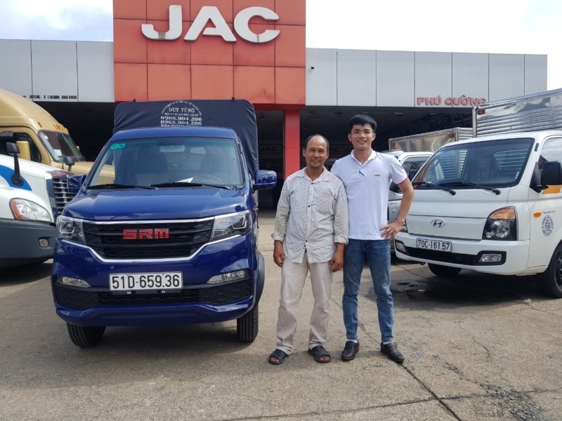 Khách hàng giao dịch mua xe SRM tại showroom, minh họa việc đánh giá tài chính là bước quan trọng trong cách quản lý xe ô tô trả góp thông minh.
