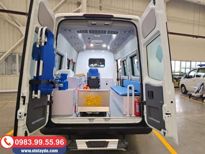 Khu vực chứa thiết bị y tế và ghế ngồi cho nhân viên y tế trên xe Gaz cứu thương