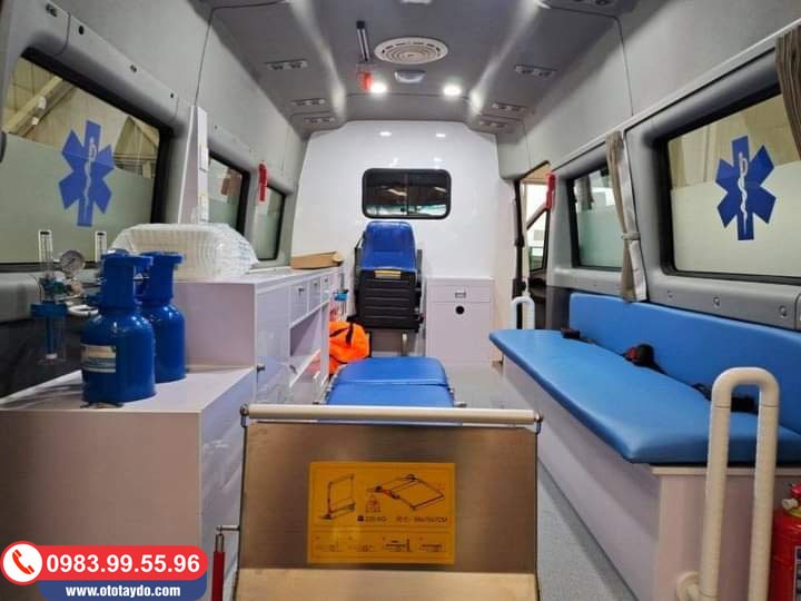 Tổng quan ngoại thất xe Gaz cứu thương với đèn ưu tiên, được phân phối bởi đại lý xe ô tô nhập khẩu