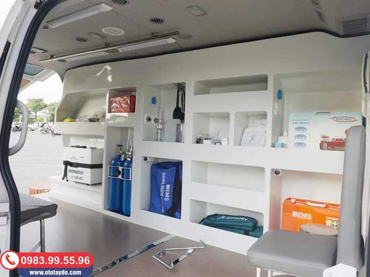 Cửa sau mở của xe Gaz cứu thương, tối ưu cho việc vận chuyển bệnh nhân khẩn cấp