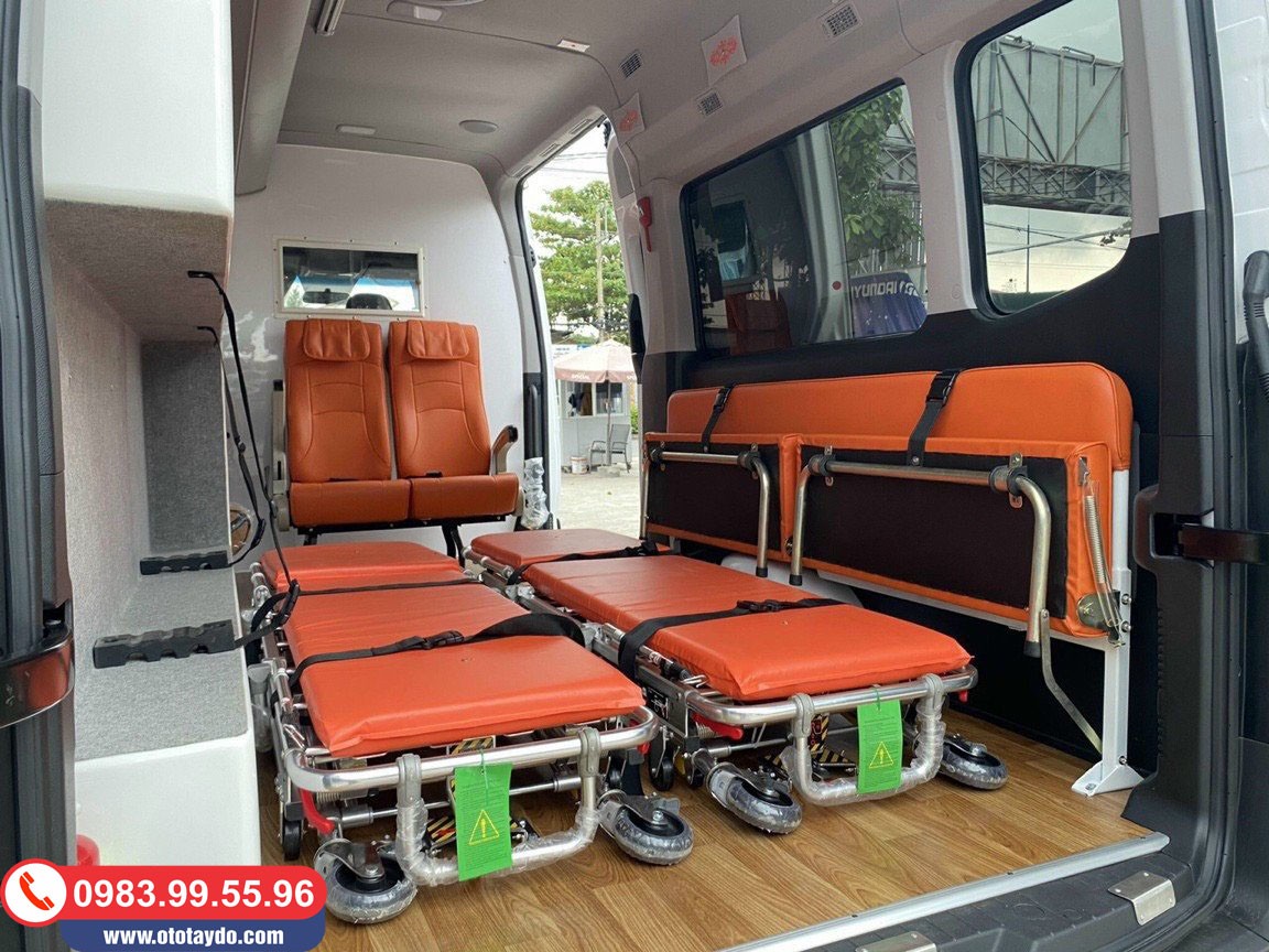 Khoang bệnh nhân rộng rãi của xe Gaz cứu thương nhìn từ phía sau, trang bị đầy đủ cáng và ghế