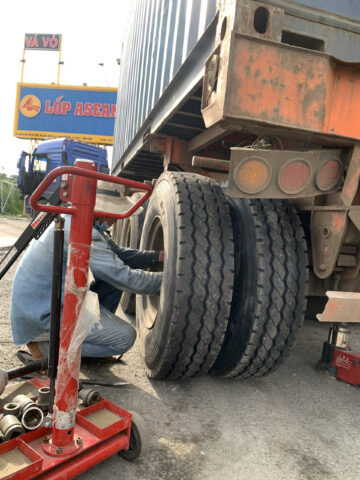 Kiểm tra độ mòn gai lốp là bước quan trọng khi thay lốp xe ô tô