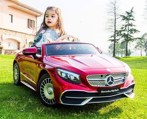 Xe ô tô Mercedes Maybach S650 điện trẻ em màu đỏ, nhìn tổng thể từ phía trước