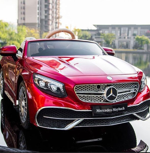 Xe ô tô Mercedes Maybach S650 điện trẻ em màu đỏ, cận cảnh đèn pha và logo Maybach
