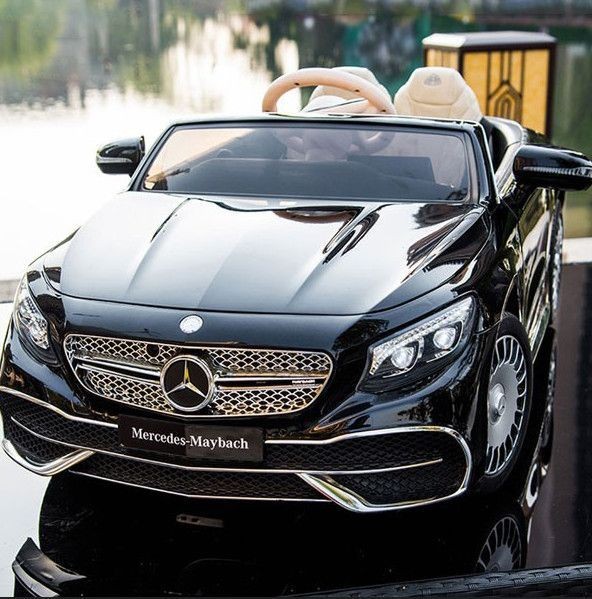 Xe ô tô Mercedes Maybach S650 điện trẻ em màu đỏ nhìn từ phía sau bên