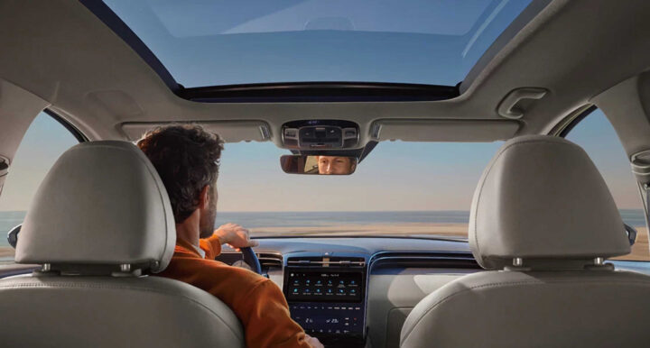 Cửa sổ trời toàn cảnh panorama trên Hyundai Tucson, mang đến không gian mở.