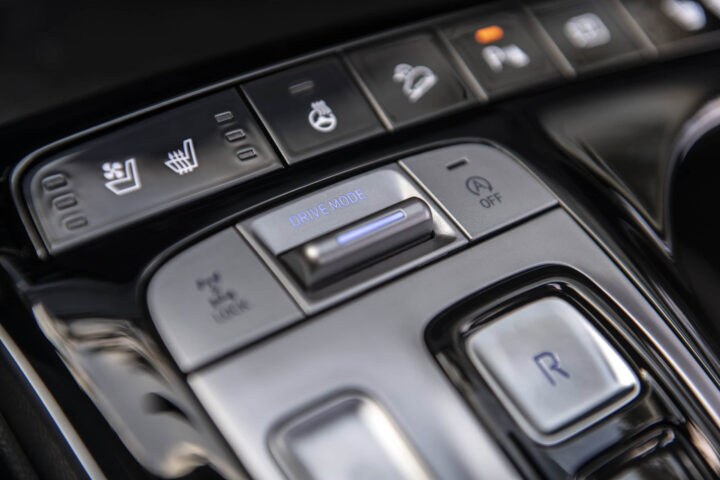Cần số điện tử dạng nút bấm và các chế độ lái (Drive Mode) trên Hyundai Tucson.