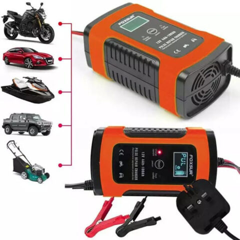 Sạc bình ắc quy Foxsur đang hoạt động trên bình ắc quy