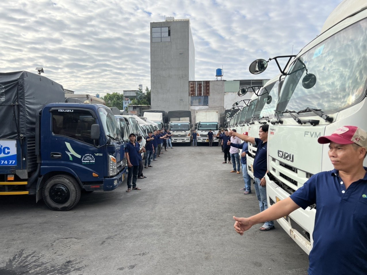 Ghép xe ô tô vào vị trí đỗ dựa vào điểm mù gương chiếu hậu