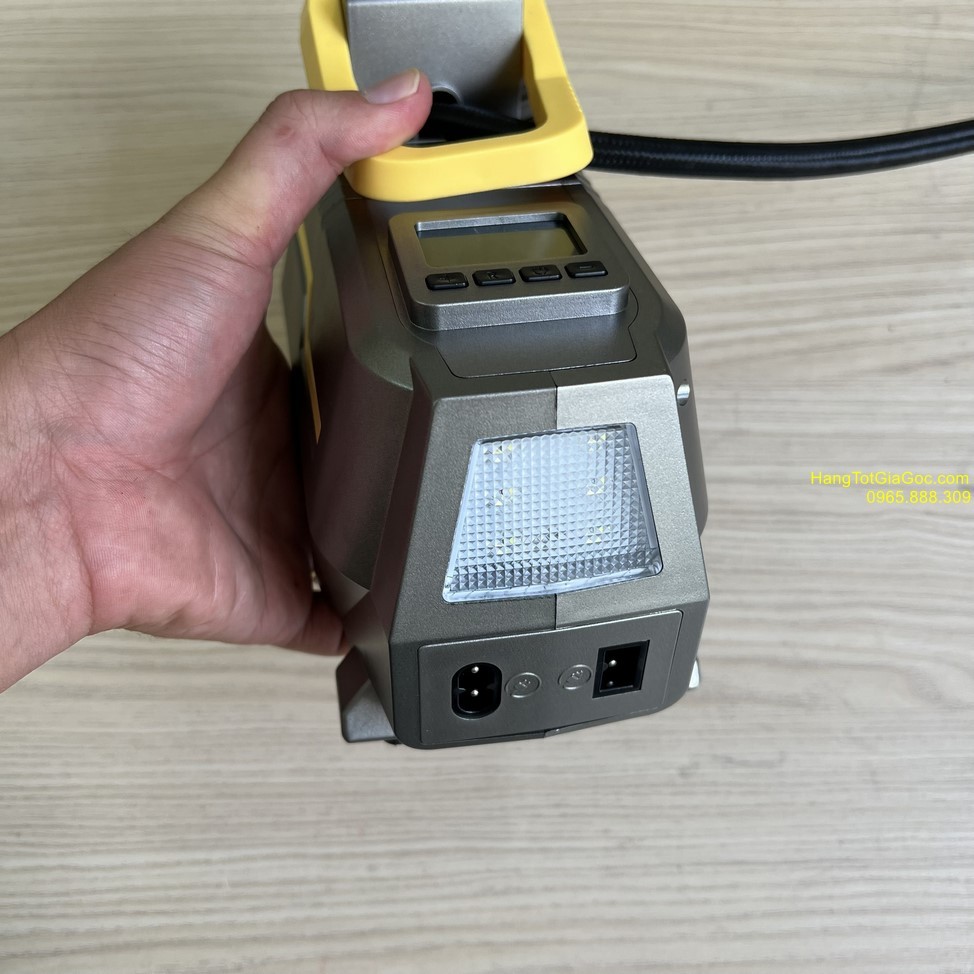 Bơm hơi điện BXD12 được trang bị đèn LED tiện lợi