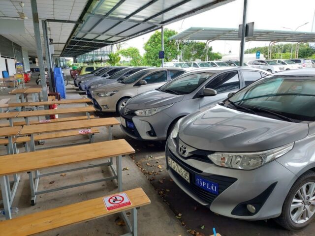 Tài xế nữ điều khiển xe số tự động