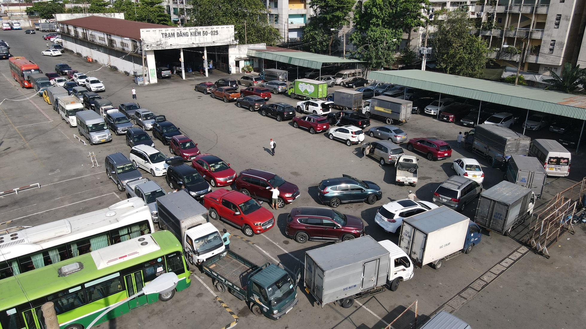 Chủ xe nộp hồ sơ và thanh toán phí kiểm định xe ô tô tại trung tâm đăng kiểm TPHCM