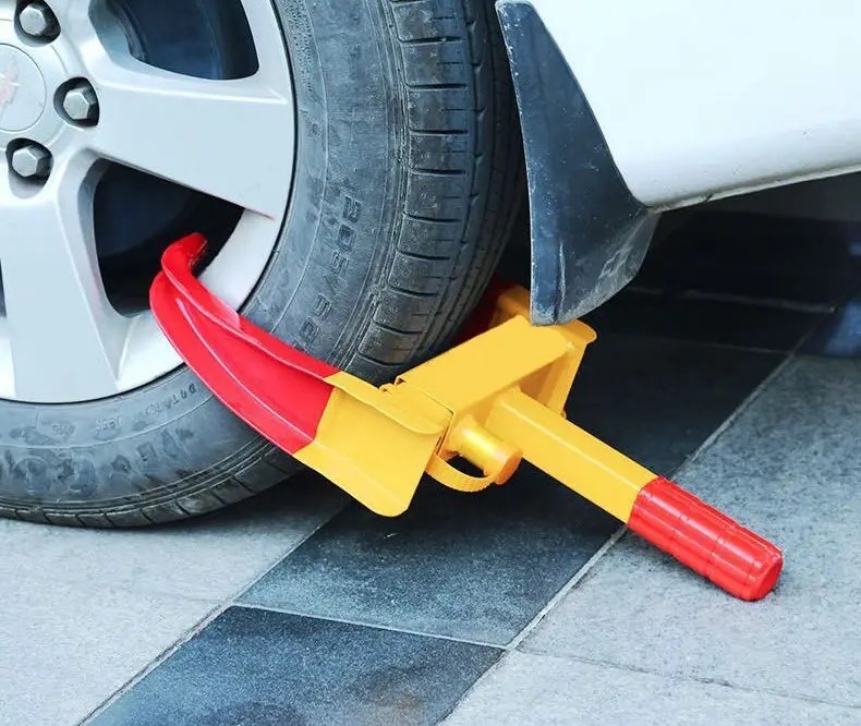 Khóa bánh xe ô tô màu vàng trên lốp xe