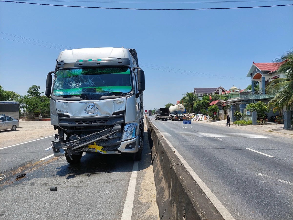 Đầu xe tải bị hư hỏng sau va chạm giao thông
