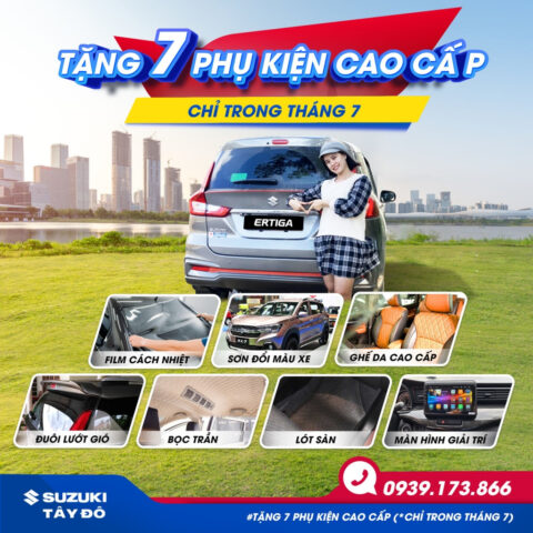 Chủ xe Suzuki Ertiga tươi cười bên chiếc xe mới