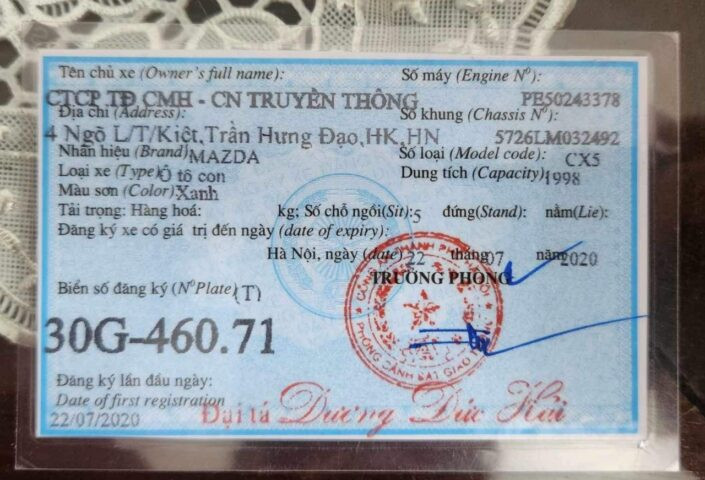 Chủ xe sẵn sàng hoàn tất thủ tục đi đăng ký ô tô mới