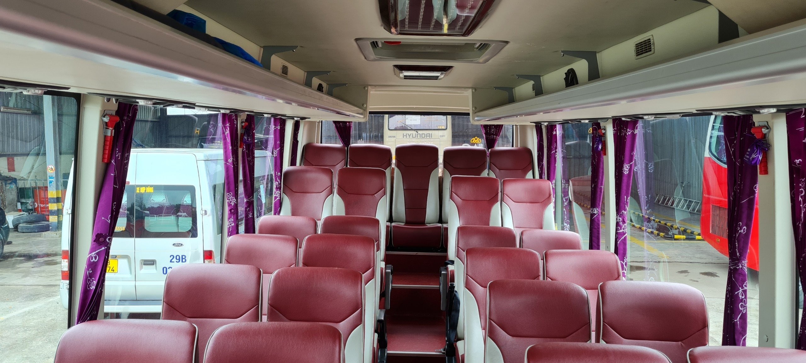 Ảnh xe khách Samco 35 chỗ màu trắng nhìn từ phía sau bên hông, với thiết kế đuôi xe hiện đại và kính hông liền mạch