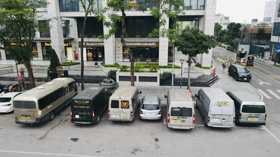 Tài xế quan sát khu vực xung quanh xe ô tô khi đỗ xe
