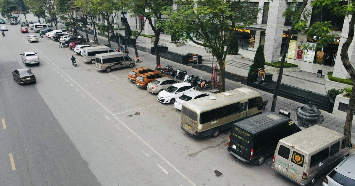 Quy trình đỗ xe ô tô lên vỉa hè một cách an toàn