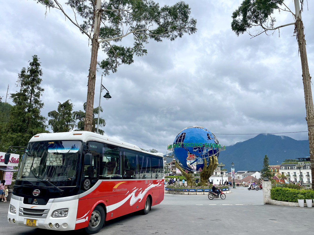 Nội thất xe ô tô Samco 35 chỗ với hàng ghế hành khách bọc nỉ màu tối, thiết kế rộng rãi, có đèn đọc sách và hộc để đồ
