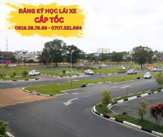 Hình ảnh thực tế xe và bãi tập của trường dạy lái xe ô tô Bình Thạnh