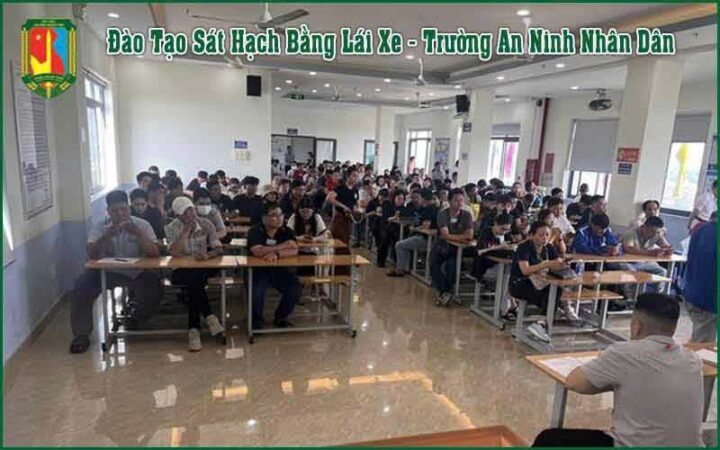 Ô tô thực hành trên sân tập lái theo quy định về thời gian lái xe ô tô