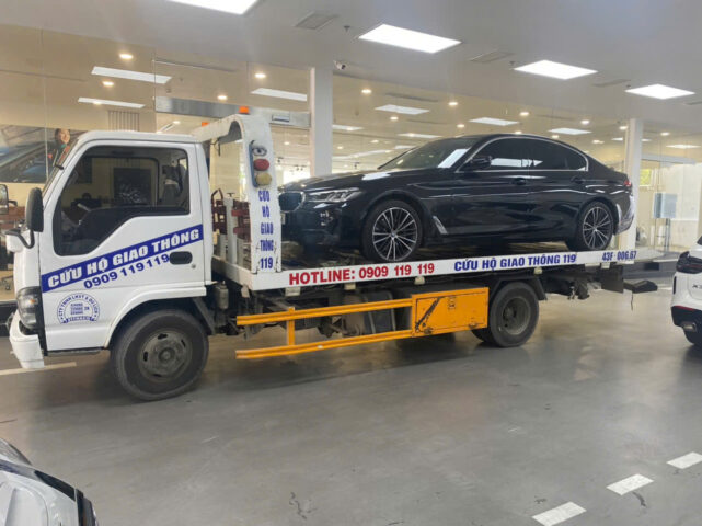 Xe cứu hộ xe ô tô Đà Nẵng đang kéo một chiếc xe con