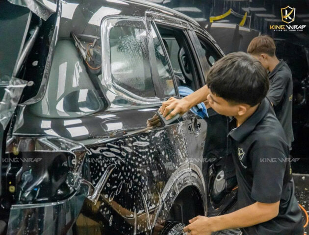 Xe ô tô được rửa chi tiết trước khi dán PPF kính lái trong phòng kín