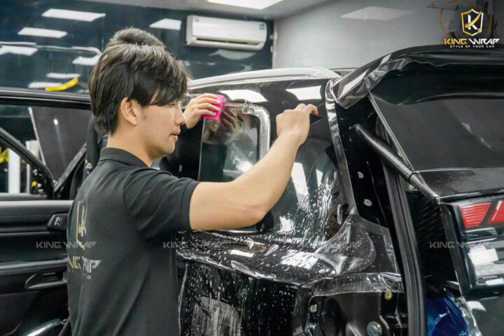 Quy trình dán PPF kính lái xe ô tô 9 bước chuyên nghiệp tại trung tâm