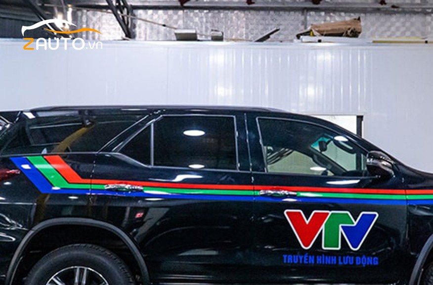 Mẫu xe ô tô đen được dán logo công ty Zauto.vn lên kính sau và thân xe, thể hiện cách dán logo lên xe ô tô.