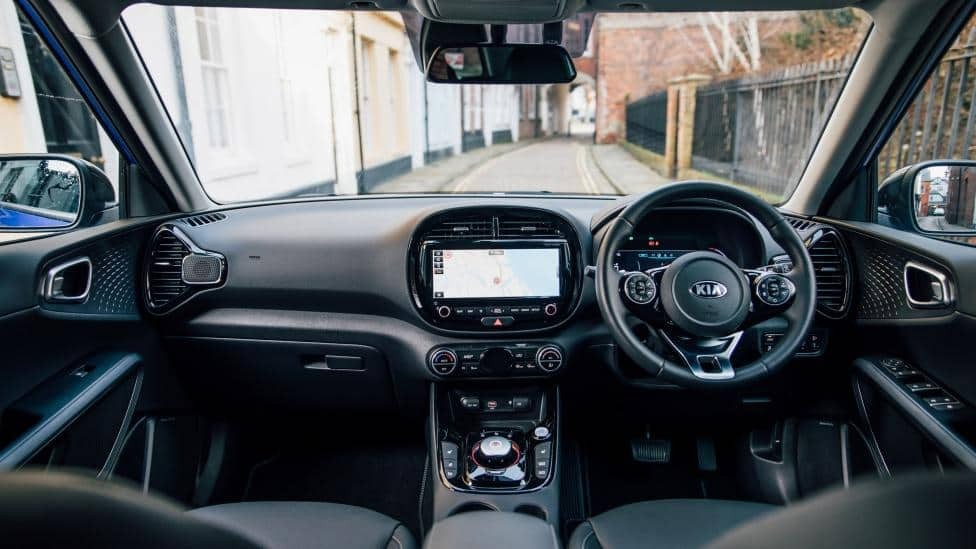 Kia Soul EV đang di chuyển, thể hiện động lực lái