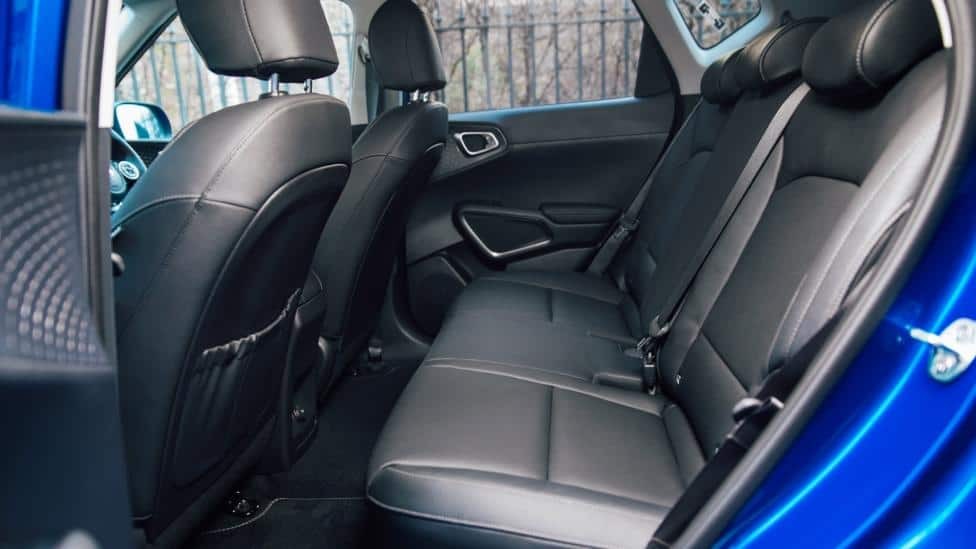 Ghế lái bọc da cao cấp và nội thất tiện nghi của Kia Soul EV