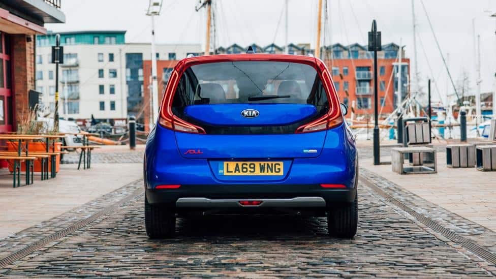 Cận cảnh bánh xe hợp kim và thiết kế hông xe ô tô điện Kia Soul EV