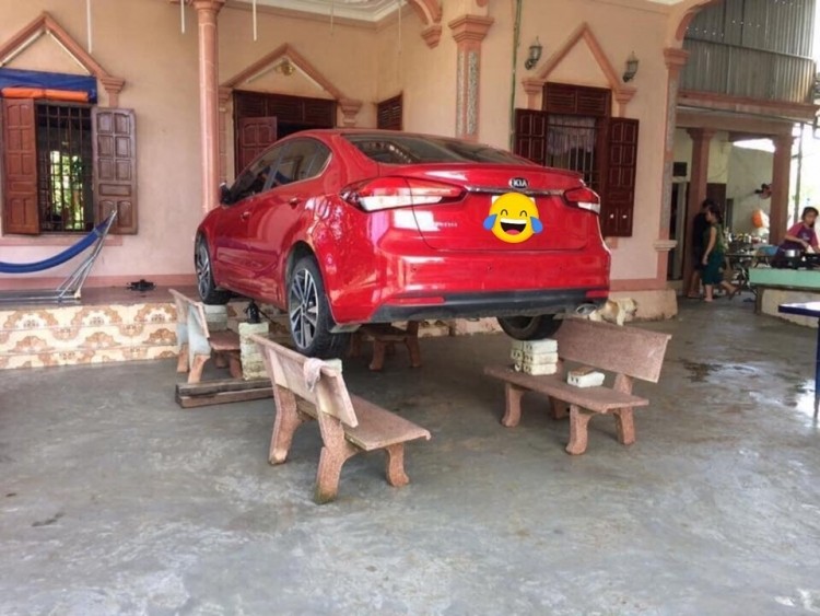 Nâng đỡ mặt sau xe ô tô trên ghế đá và gạch, giải pháp độc đáo bảo vệ xe mùa ngập lụt