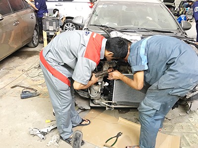 Khu vực chuyên biệt để làm đồng xe ô tô, xử lý các vết móp méo tại TPHCM