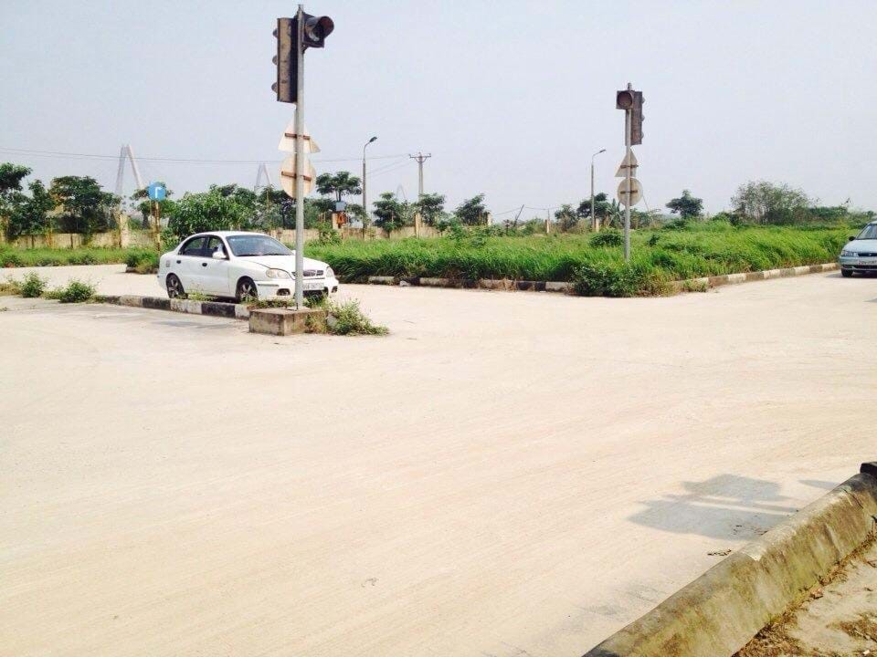Bãi học thi lái xe thực tế của Trường dạy lái xe ô tô SBV với nhiều xe đang thực hành
