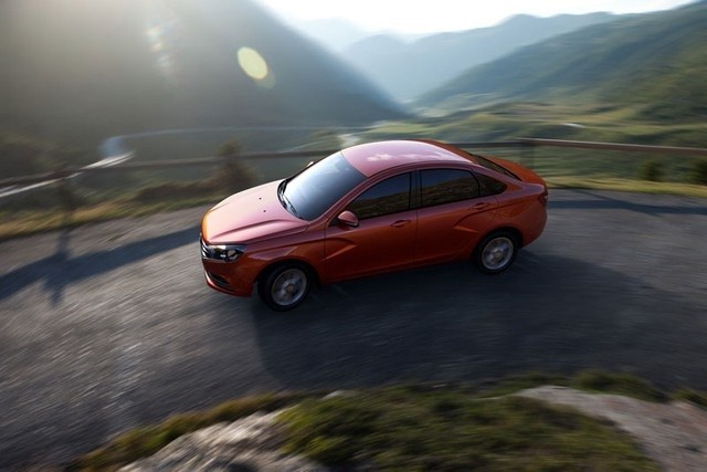 Logo Lada trên lưới tản nhiệt của xe ô tô Lada Vesta, nổi bật với thiết kế chữ X