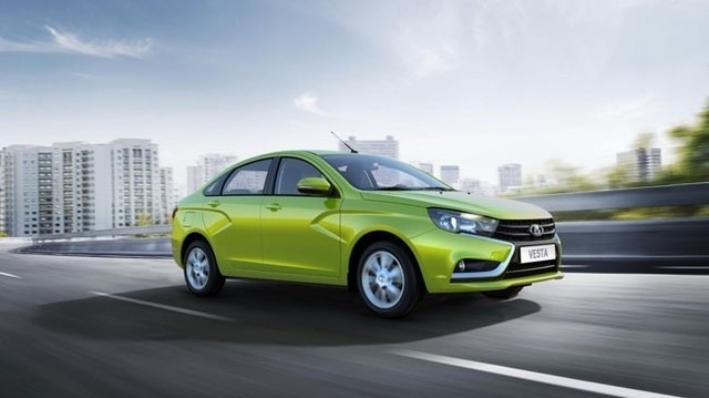 Đầu xe ô tô Lada Vesta màu trắng với thiết kế lưới tản nhiệt chữ X nổi bật và đèn pha sắc sảo
