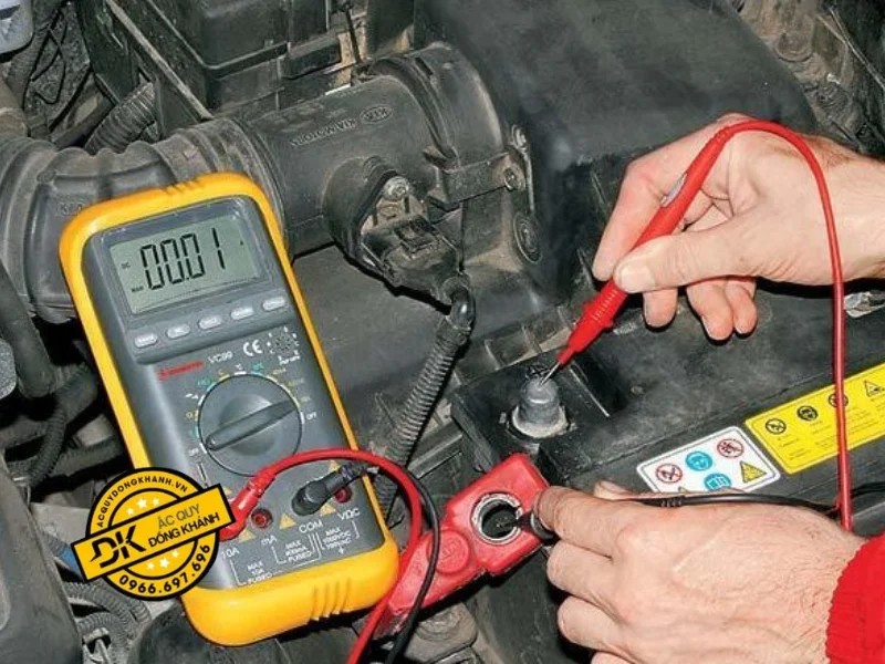 Sử dụng vôn kế để biết cách kiểm tra bình ắc quy xe ô tô chính xác