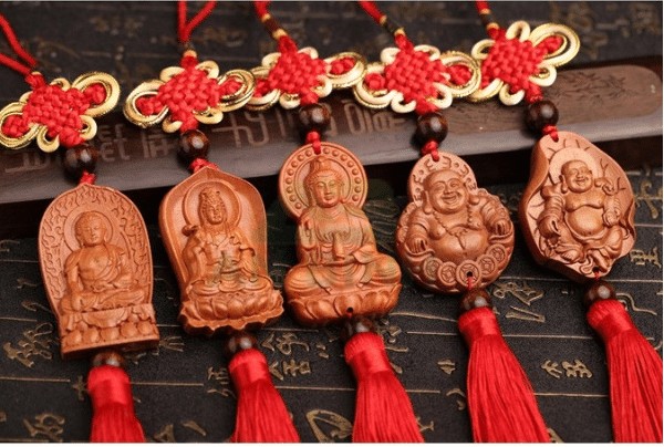Hình ảnh cận cảnh tượng gỗ Phật Quan Âm treo xe ô tô